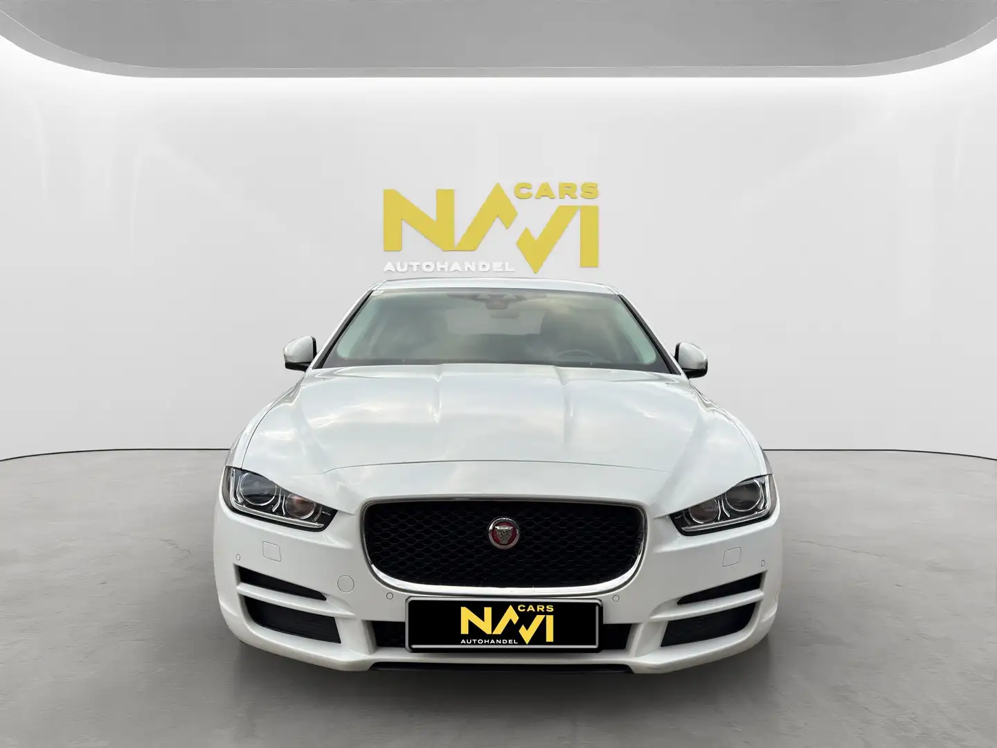Jaguar XE Pure Weiß - 2