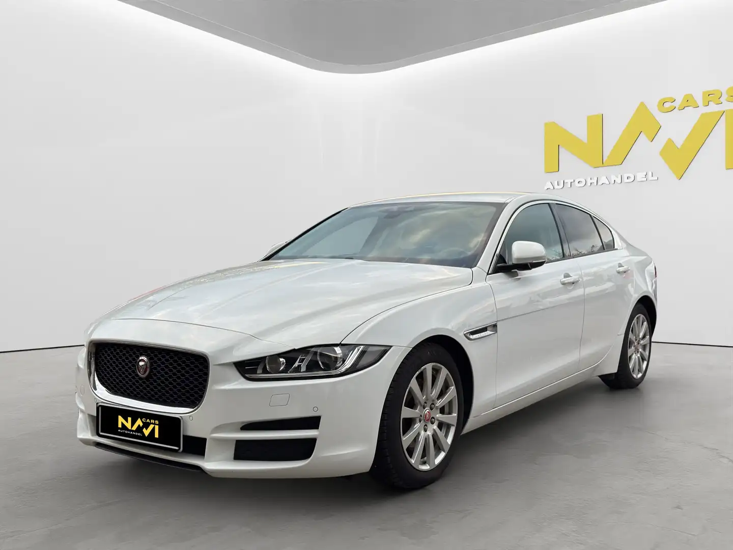 Jaguar XE Pure Weiß - 1