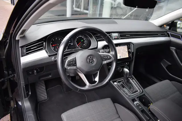 Volkswagen Passat view 4