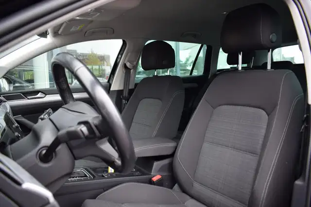 Volkswagen Passat view 5