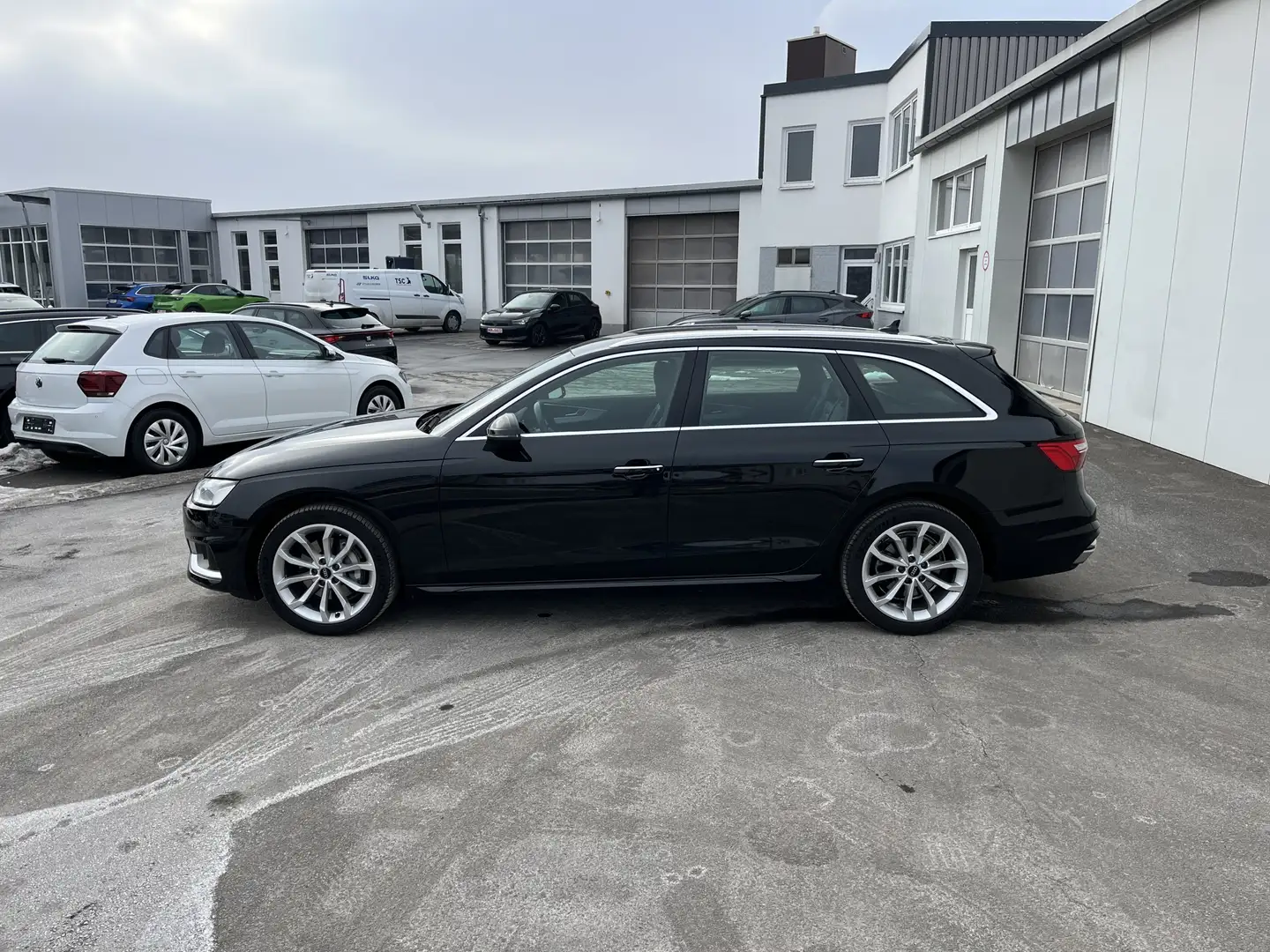 Audi A4 Avant 40 2.0 TDI S tronic advanced 197€ m.20% An Noir - 2