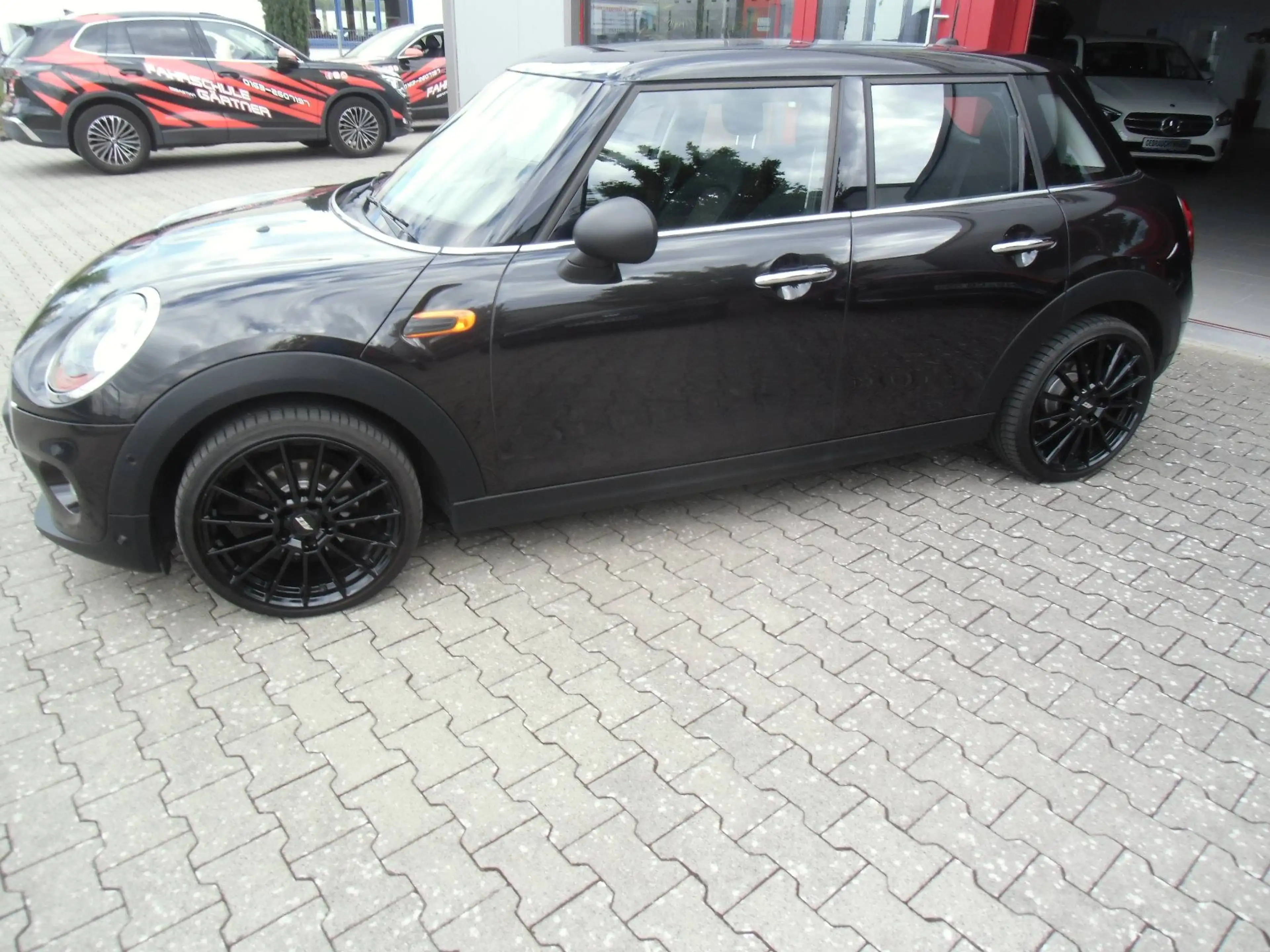 MINI One TÜV 03/28, Klimaautom., Panoramadach, PDC, Parkassistent — photo 2
