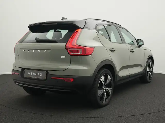 Volvo XC40 view 3