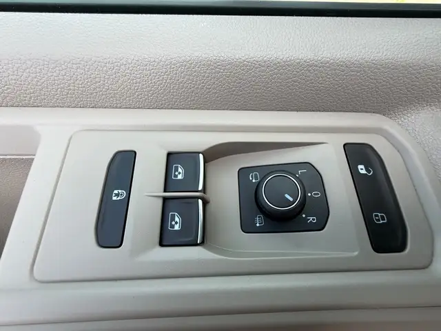 Volkswagen Multivan view 18