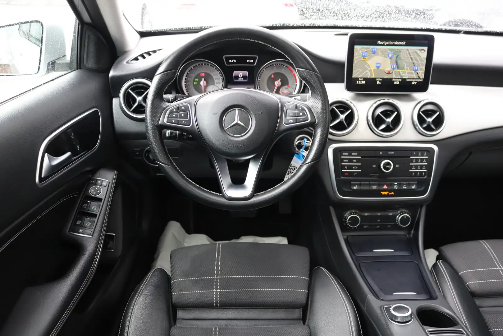 Mercedes-Benz GLA 200 GLA 200 1.Hd*Panorama*NaviDVD*LED* Argintiu - 2