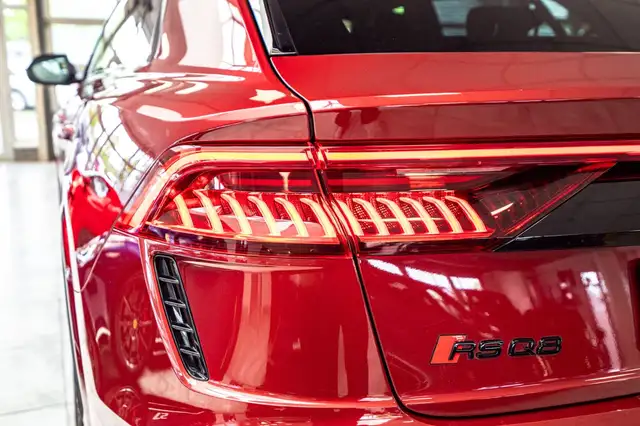 Audi RS Q8 view 14