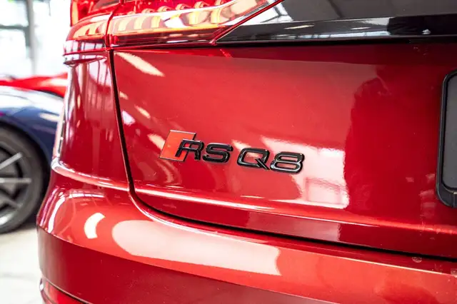 Audi RS Q8 view 13