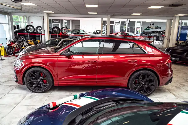 Audi RS Q8 view 4