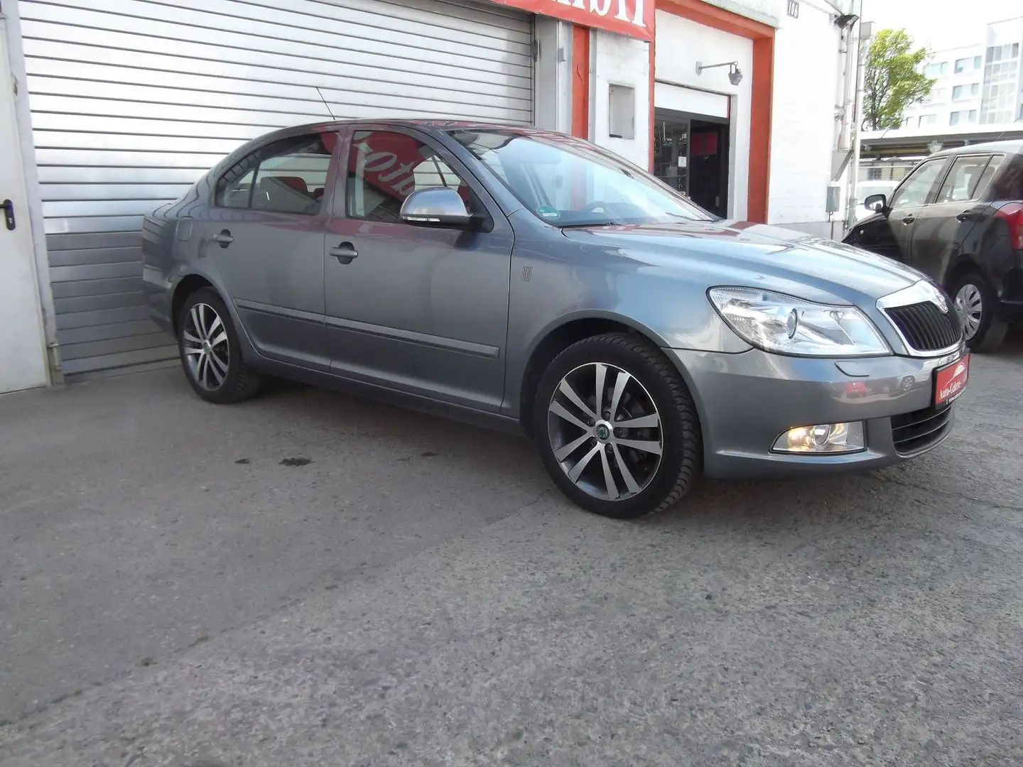 Skoda Octavia Lim. 1,4i Family Automatik Grijs - 1