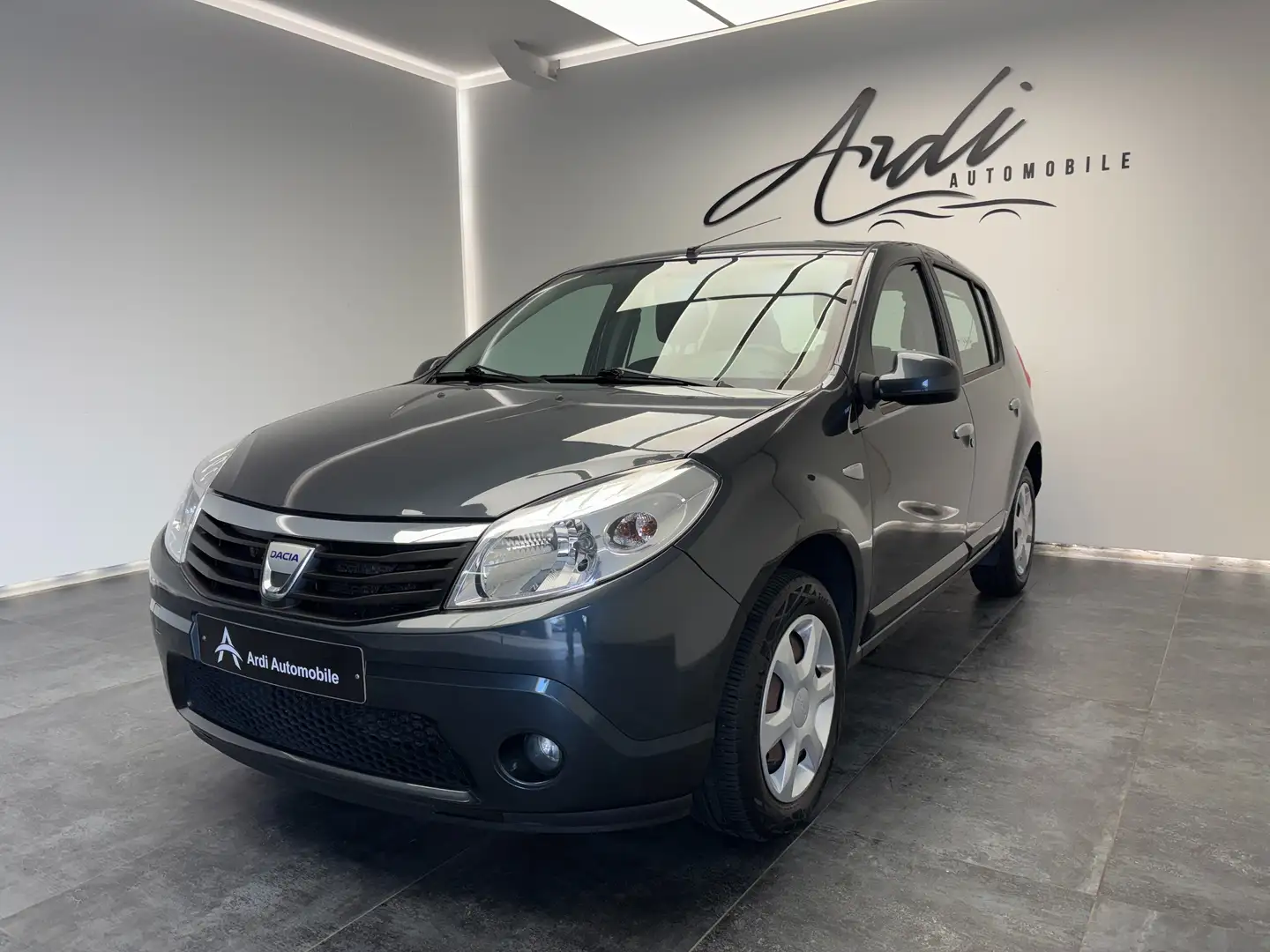 Dacia Sandero 1.2i *AIRCO*GPS*1ER PROPRIETAIRE*GARANTIE 12 MOIS* Gris - 1