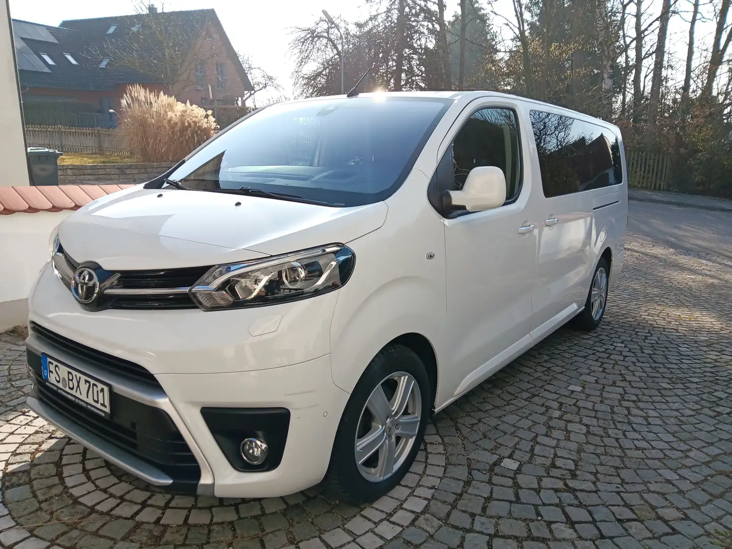 Toyota Proace Proace 2,0-l-D-4D L2 (7-Si.) Autm. Verso Executive Weiß - 1
