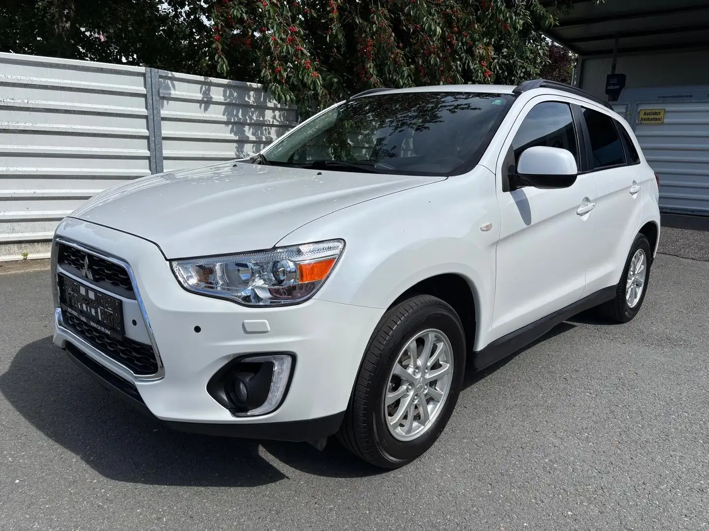 Mitsubishi ASX 1,8 DI-D LP 4WD Invite Com Weiß - 1