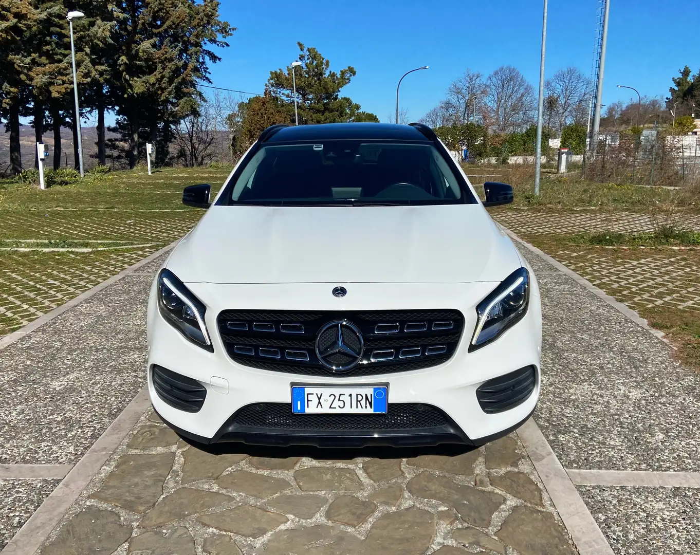 Mercedes-Benz GLA 200 GLA 200 d Night Edition auto Bílá - 2