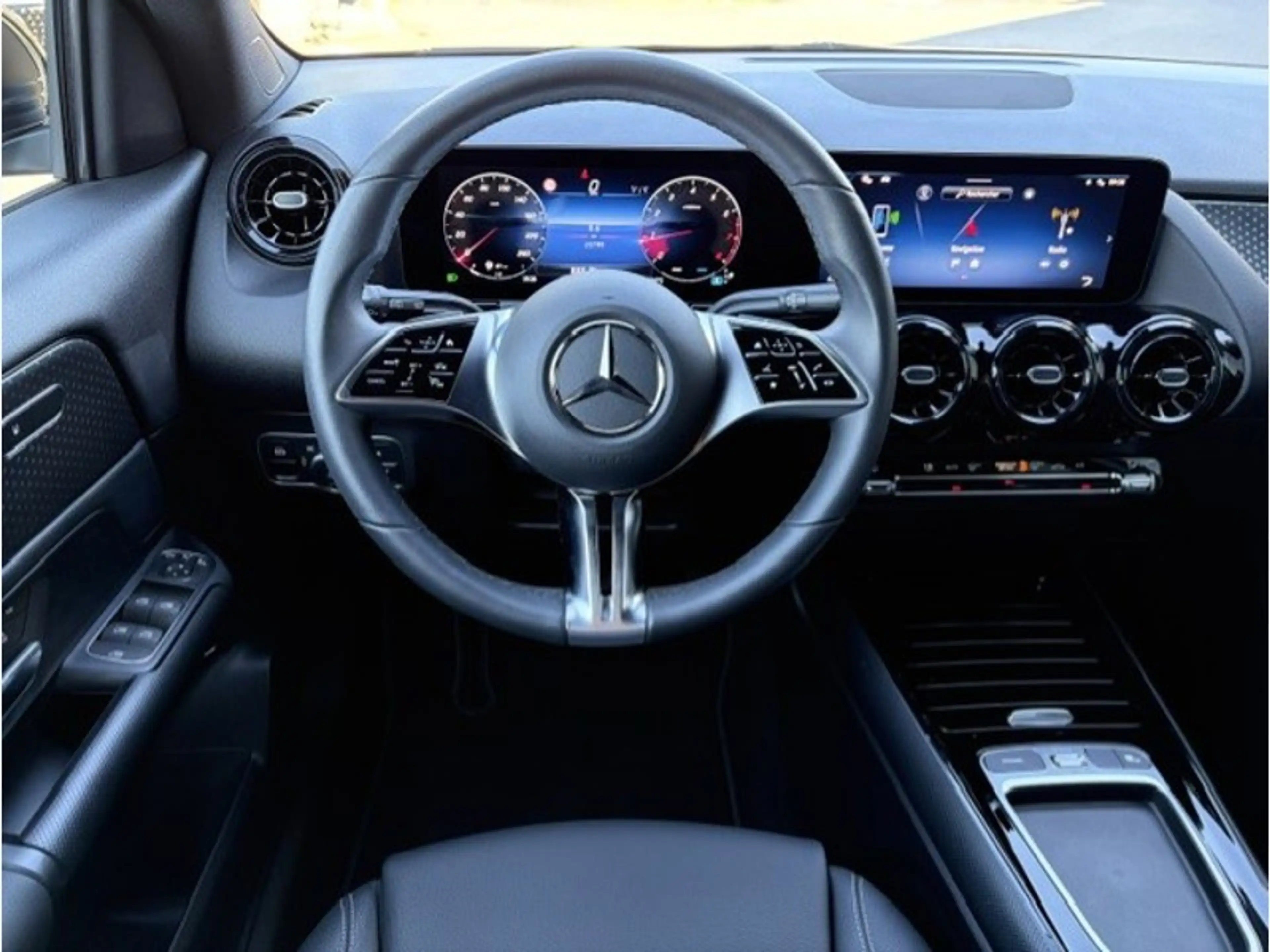 Mercedes-Benz GLA 180 Business Line — photo 11