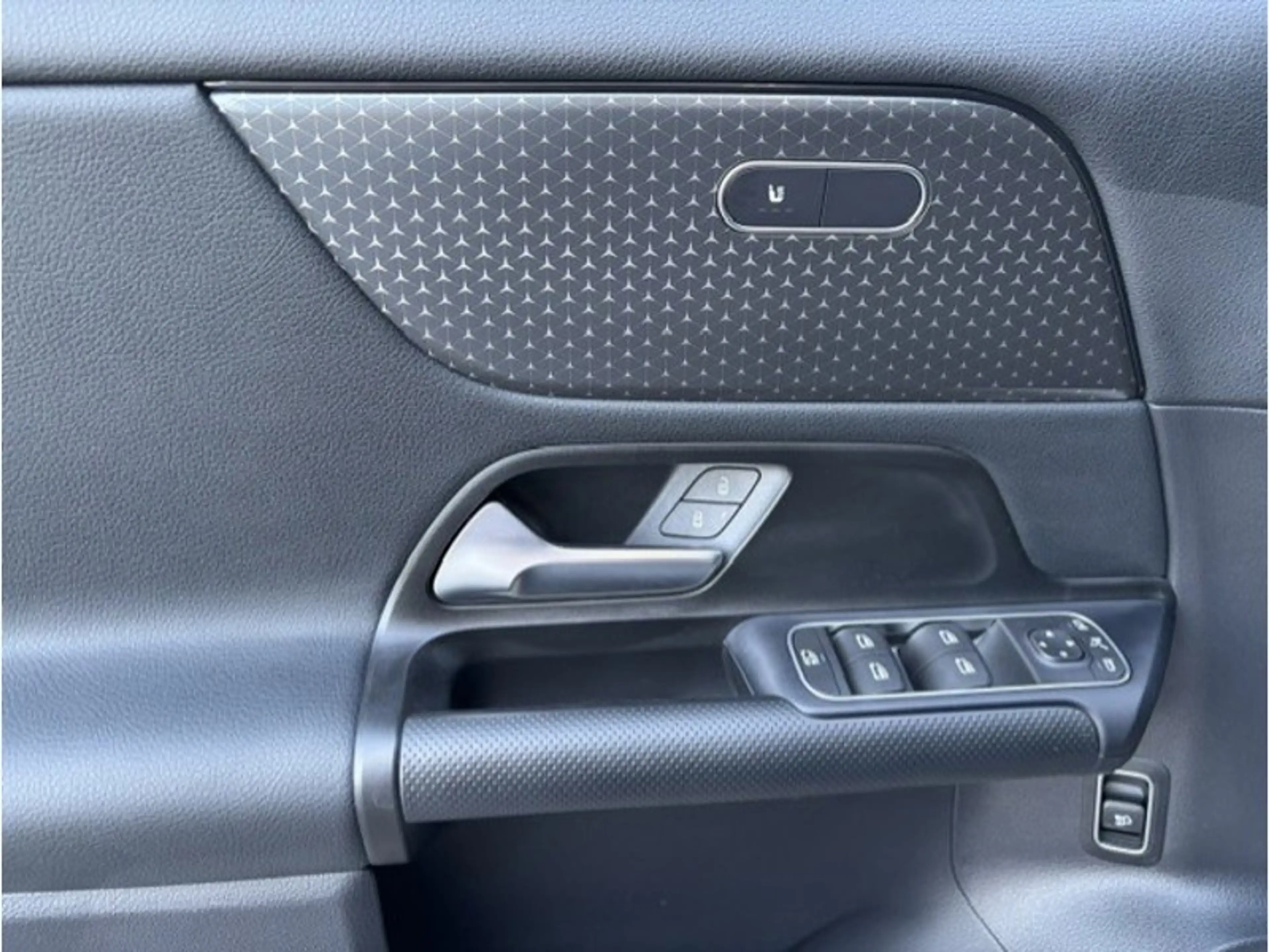 Mercedes-Benz GLA 180 Business Line — photo 10