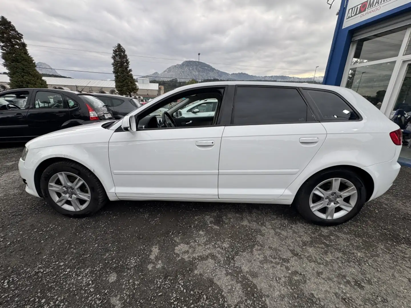 Audi A3 Sportback 1.6TDI Ambiente - 2