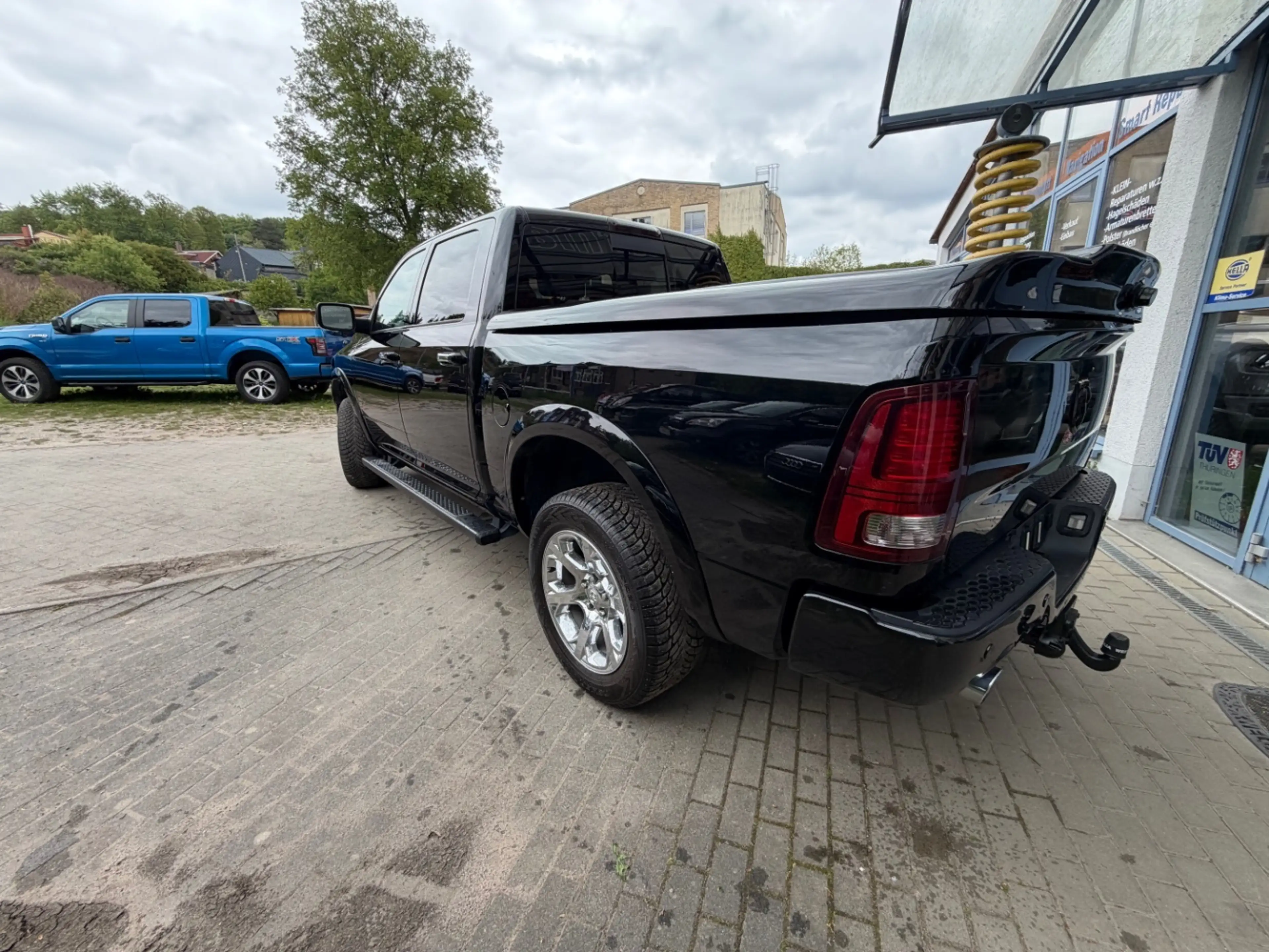 Dodge RAM 1500 5,7 HEMI LARAMIE UNFALLFREI LPG — photo 3