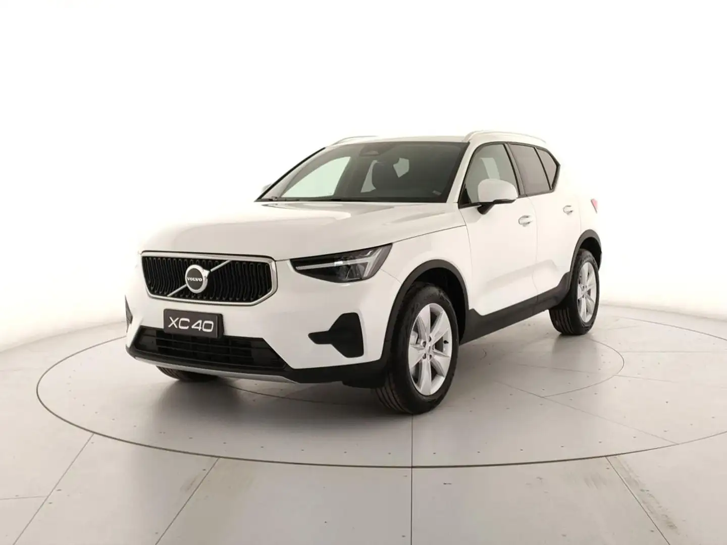 Volvo XC40 B3 automatico Core Bianco - 2
