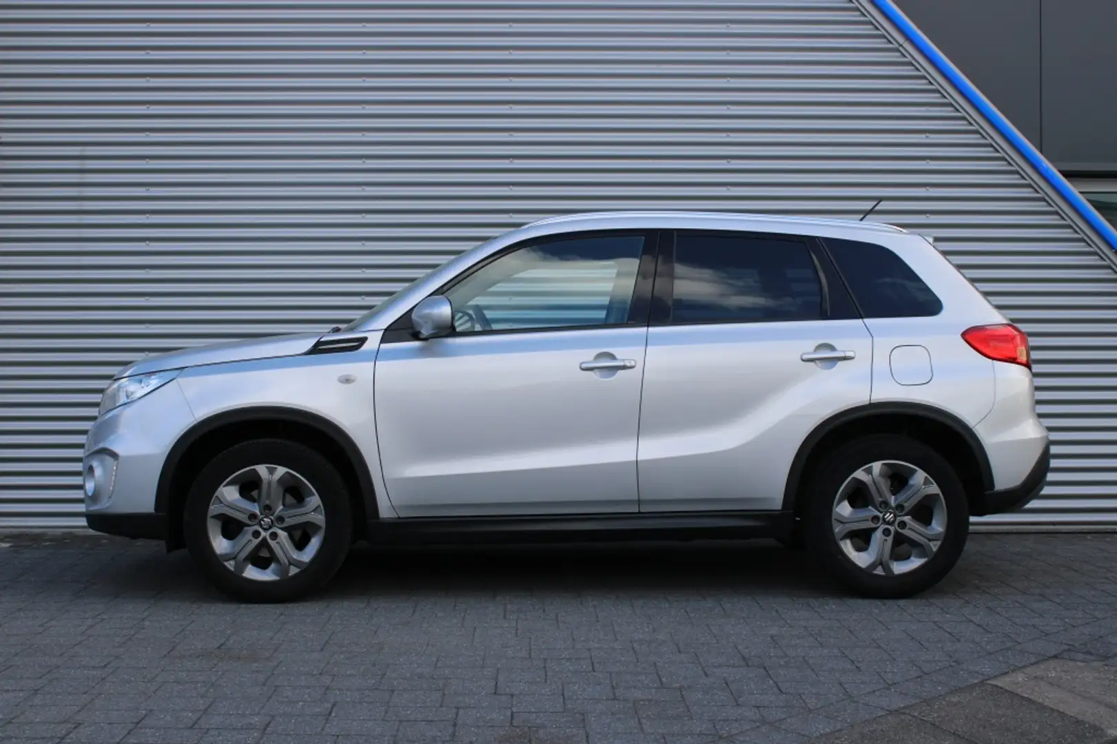 Suzuki Vitara 1.6 Exclusive + Trekhaak | Dealer onderhouden! Grijs - 2