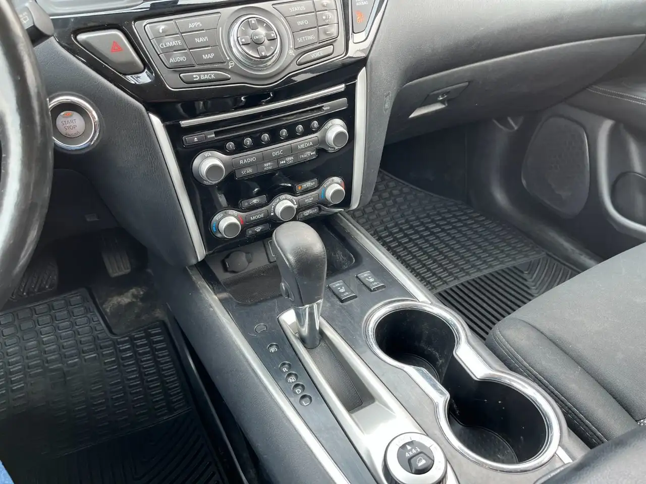 Nissan Pathfinder снимка Nissan Pathfinder