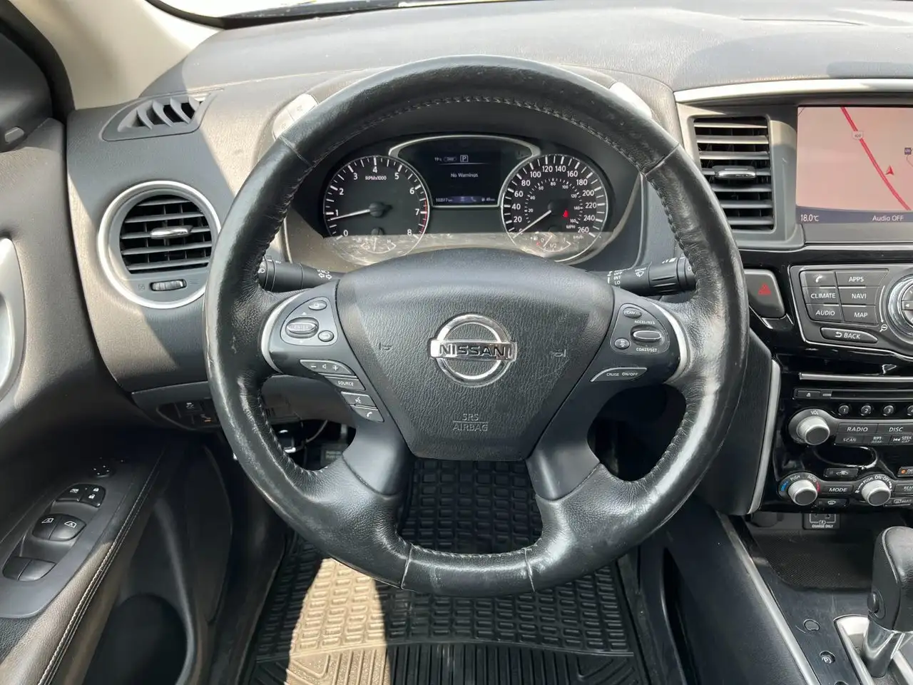Nissan Pathfinder снимка Nissan Pathfinder