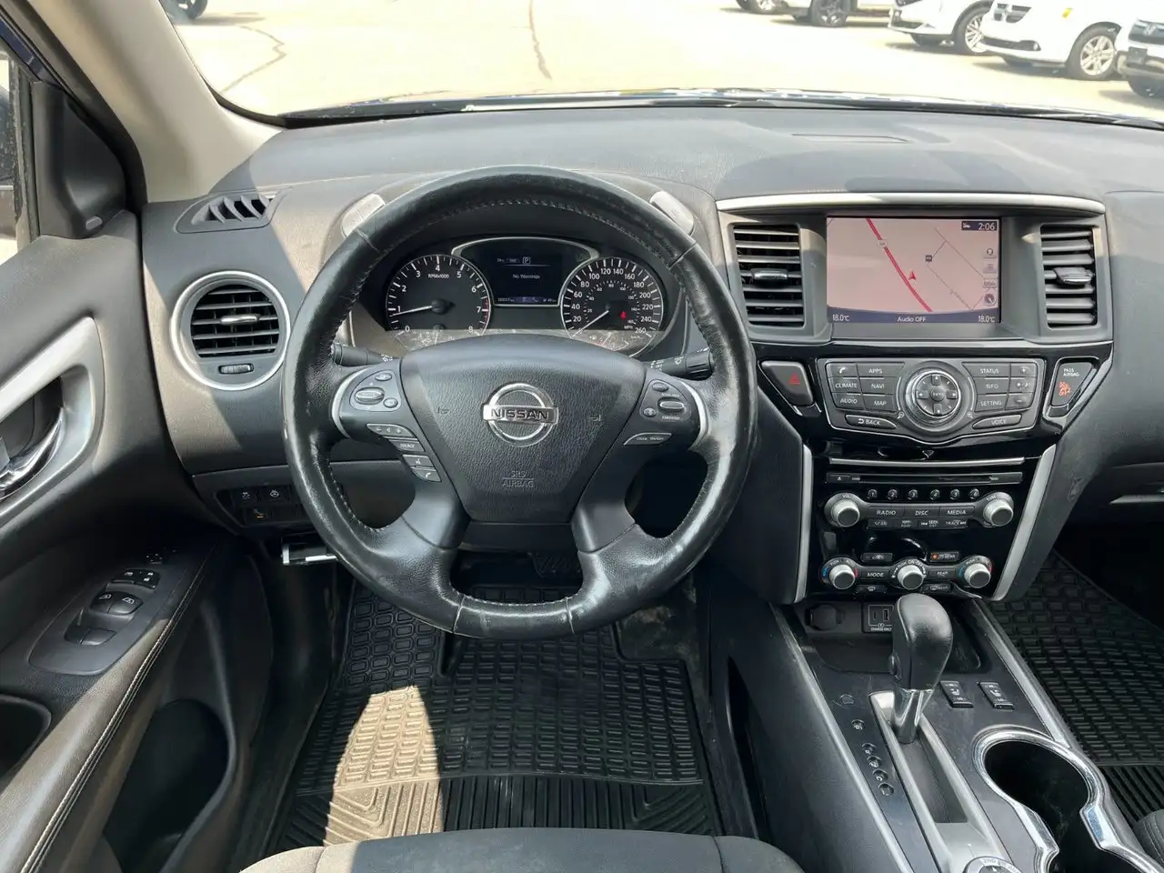 Nissan Pathfinder снимка Nissan Pathfinder