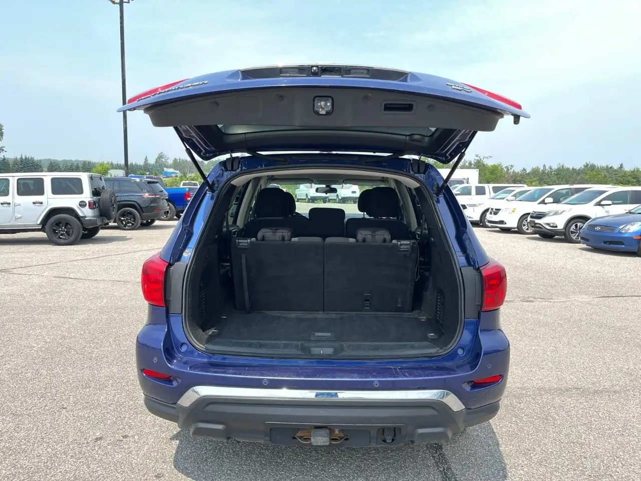 Nissan Pathfinder снимка Nissan Pathfinder
