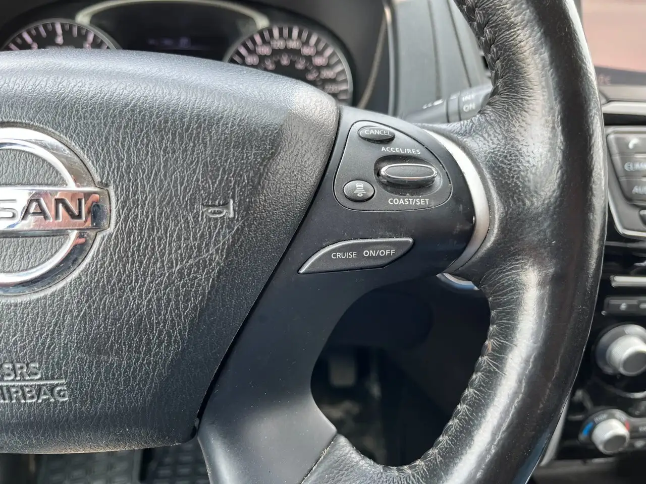 Nissan Pathfinder снимка Nissan Pathfinder