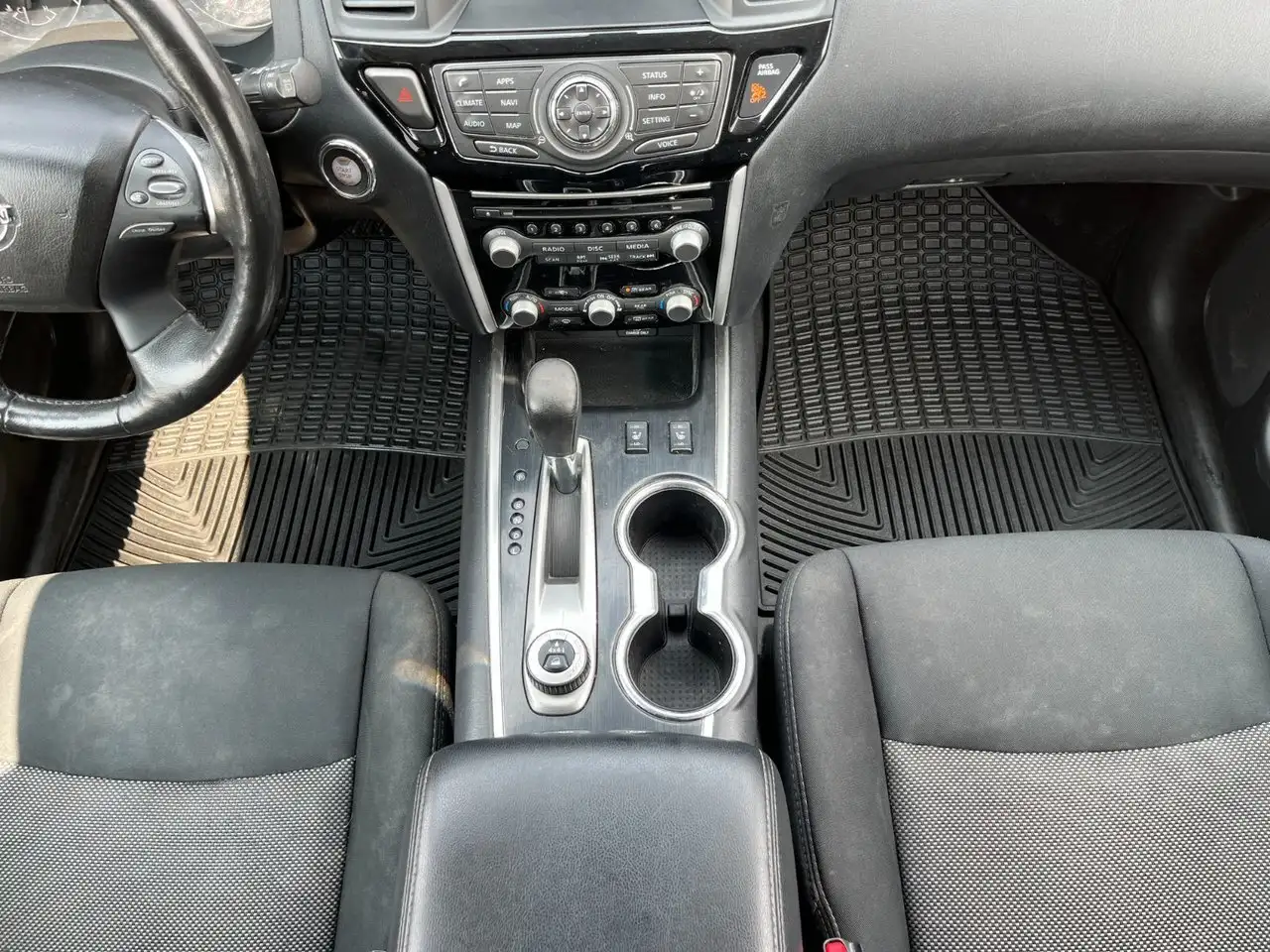 Nissan Pathfinder снимка Nissan Pathfinder