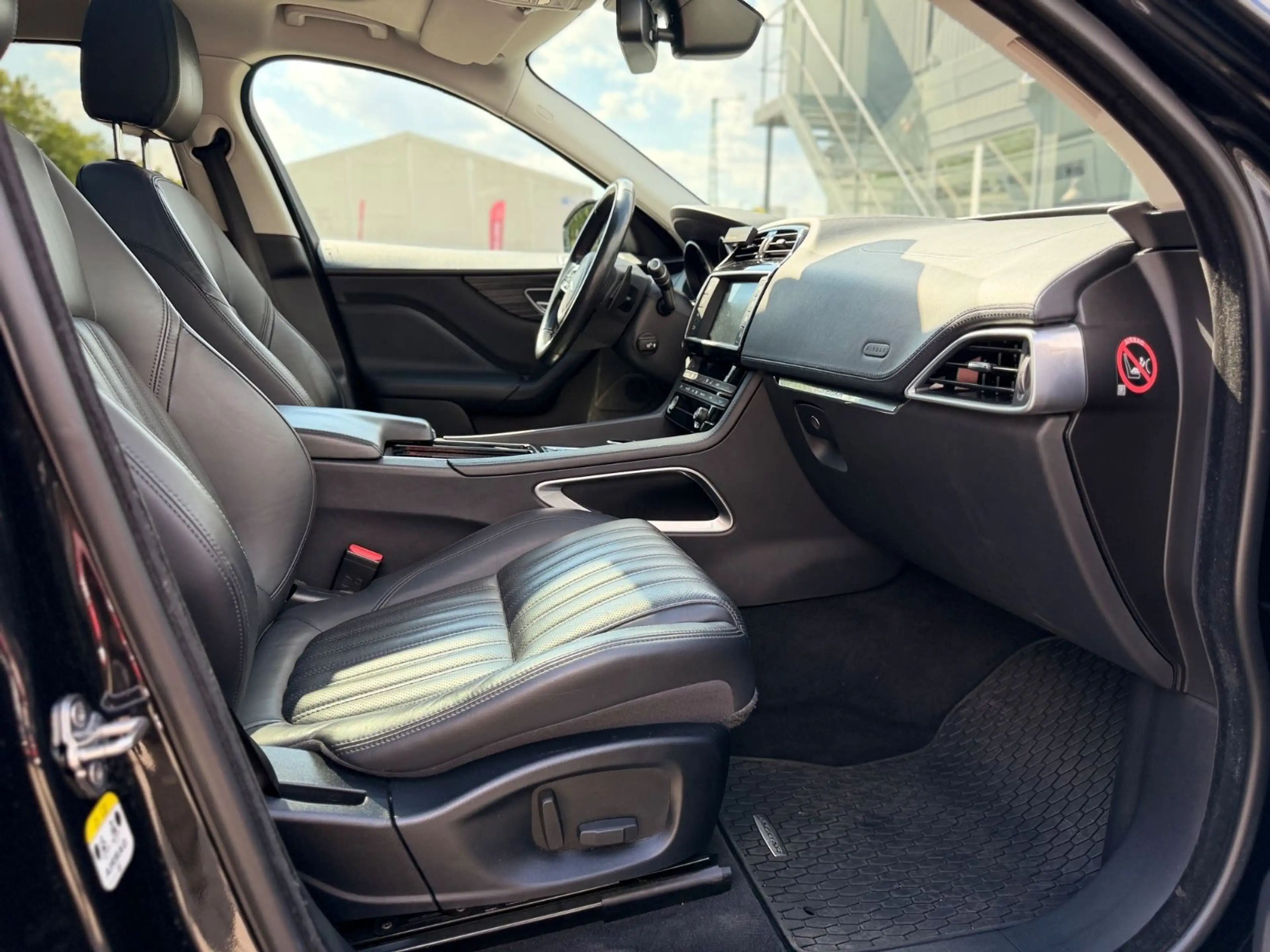 Jaguar F-Pace F-PACE Portfolio AWD*PANO*LEDER*XENON*KAMERA*LED — photo 15