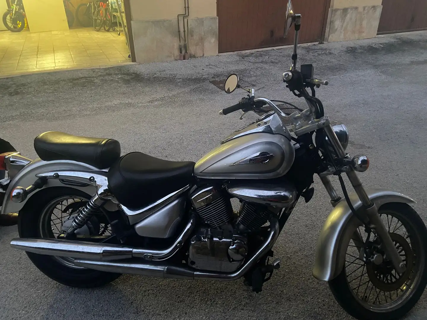 Suzuki Intruder C LC250 Gris - 1