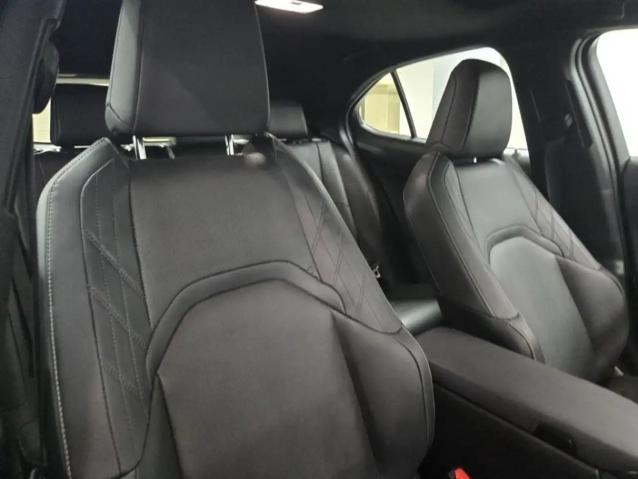 Lexus UX снимка Lexus UX