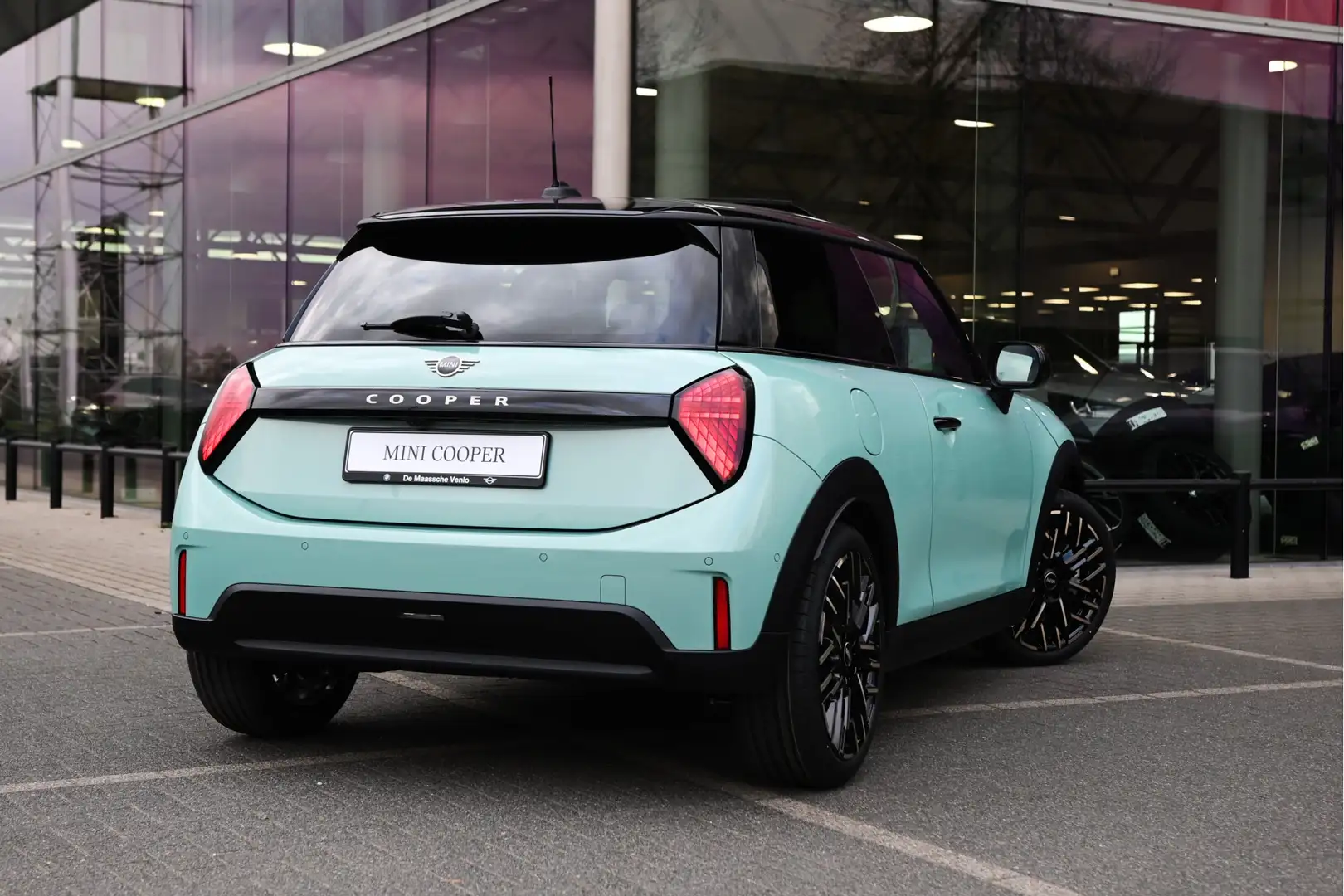 MINI Cooper C Hatchback Automaat / Favoured / Pakket M / 18 inch Vert - 2