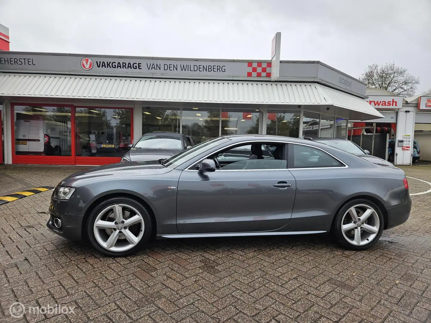 Audi A5 Coupé 2.0 TFSI S-edition Grijs - 2