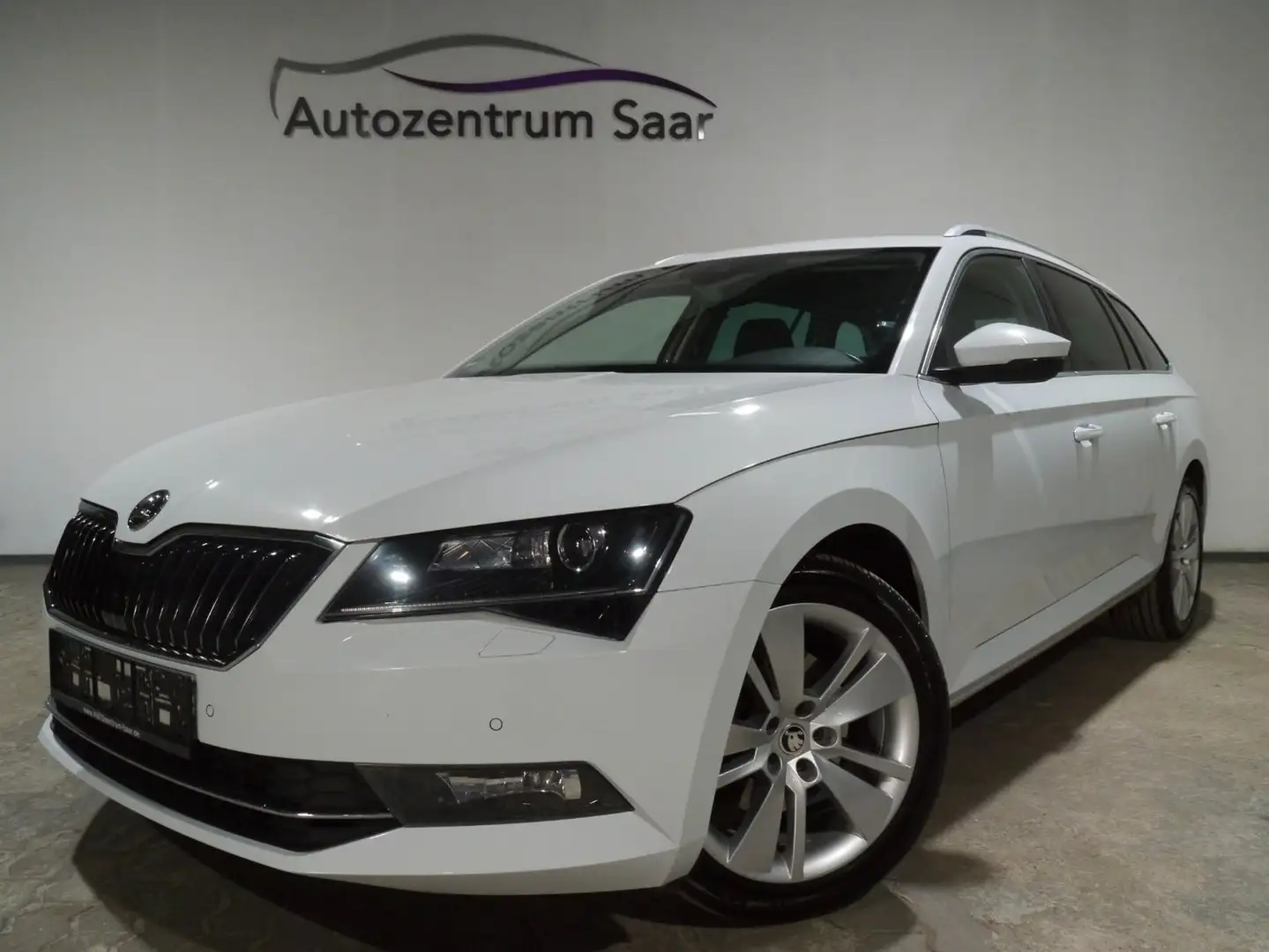 Skoda Superb Combi Style DSG Navi Xenon SH Tempo PDC Weiß - 1