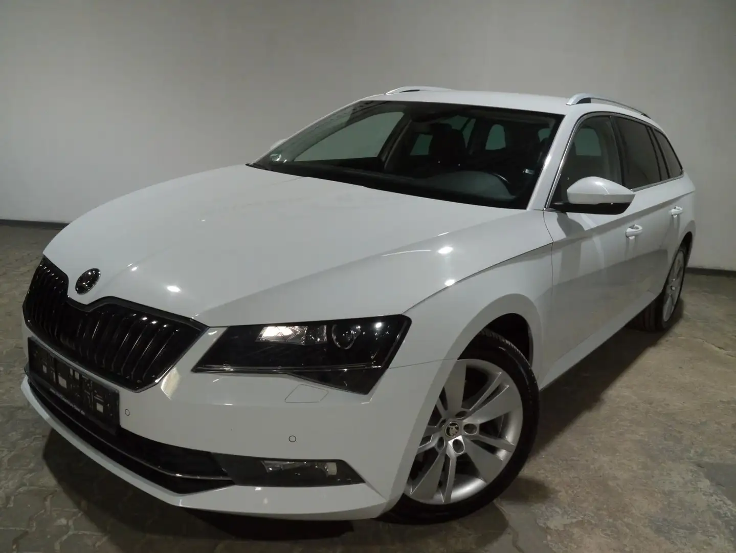 Skoda Superb Combi Style DSG Navi Xenon SH Tempo PDC Weiß - 2