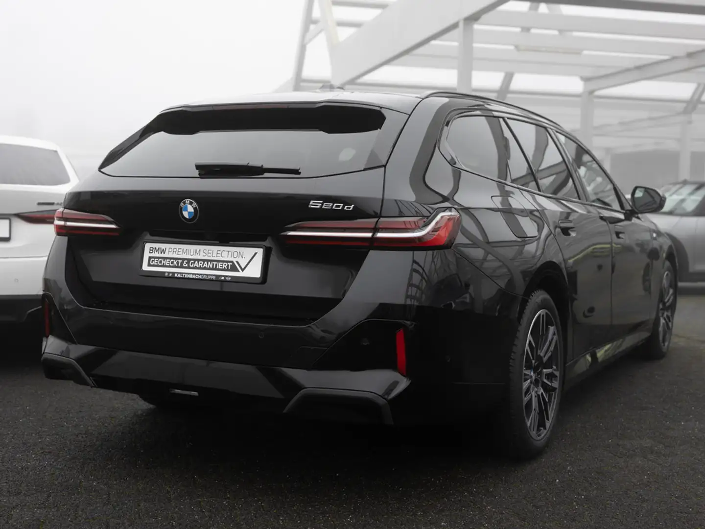 BMW 520 d Touring M-Sport PANO AHK HUD LED STANDHZ Schwarz - 2
