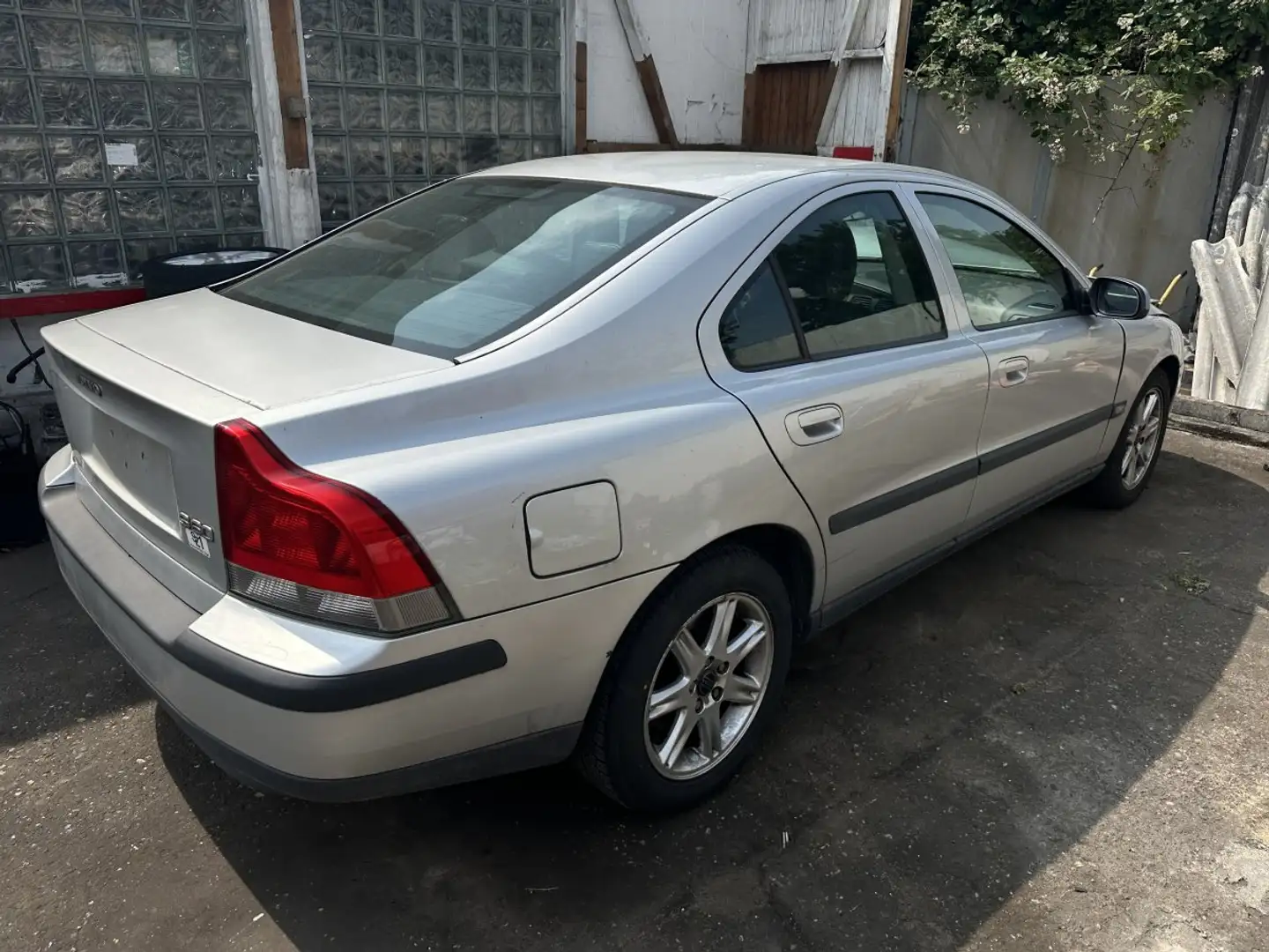 Volvo S60 2.4 TÜV 03/27 Automatik TECHN.EINWANDFREI!! Plateado - 1