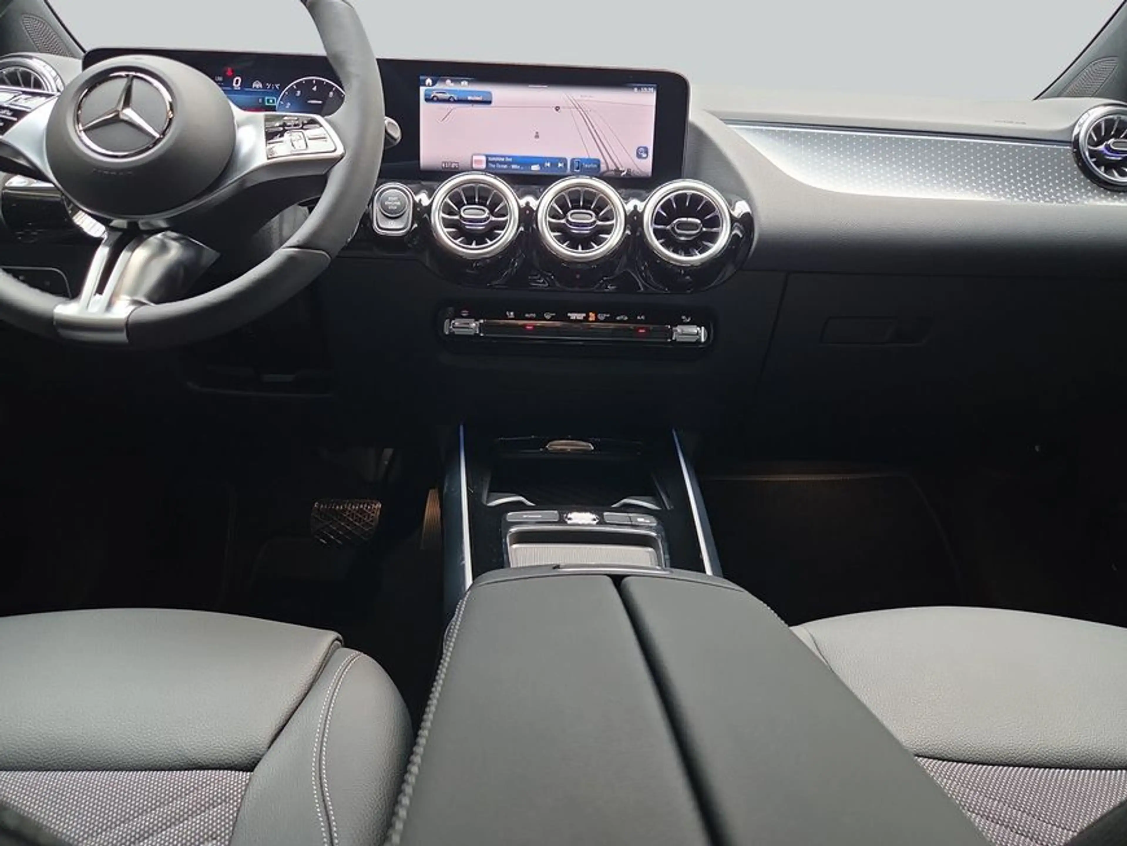Mercedes-Benz GLA 180 GLA — photo 14