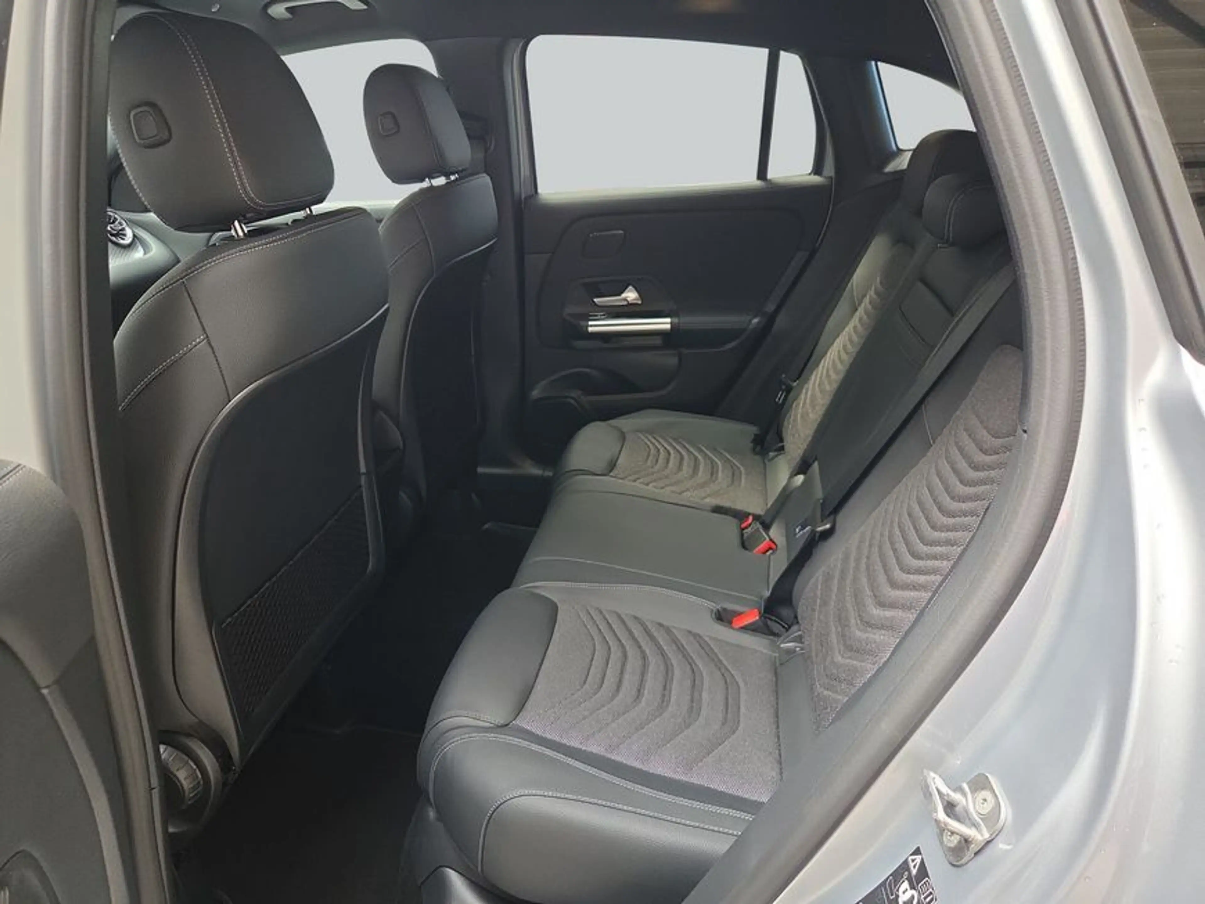 Mercedes-Benz GLA 180 GLA — photo 11