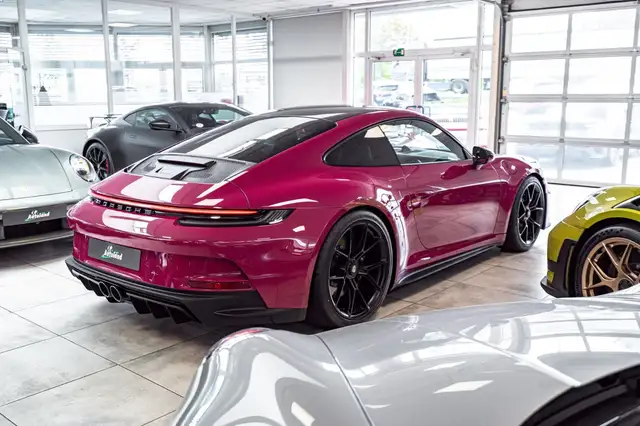 Porsche 911 view 7