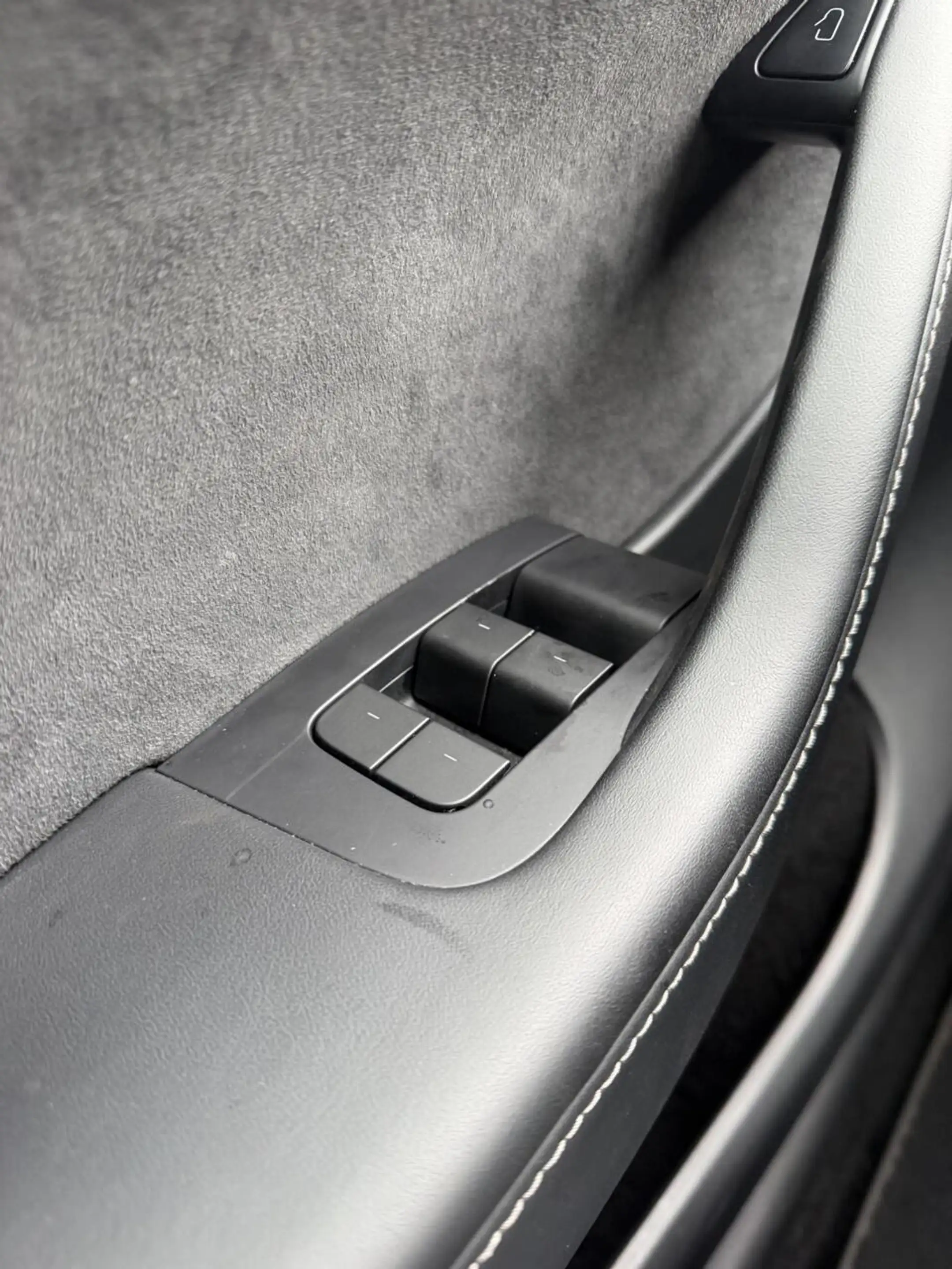 Tesla Model Y Long Range AWD 75 kWh — photo 11