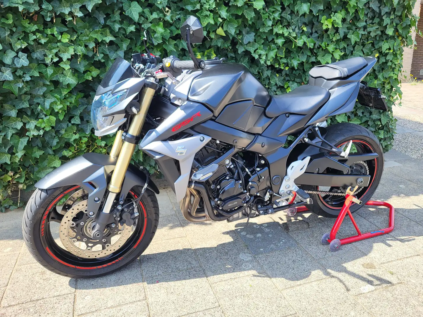 Suzuki GSR 750 Zwart - 2