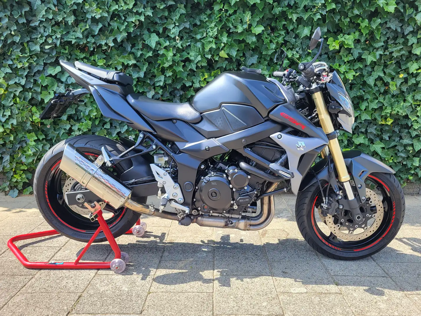 Suzuki GSR 750 Zwart - 1