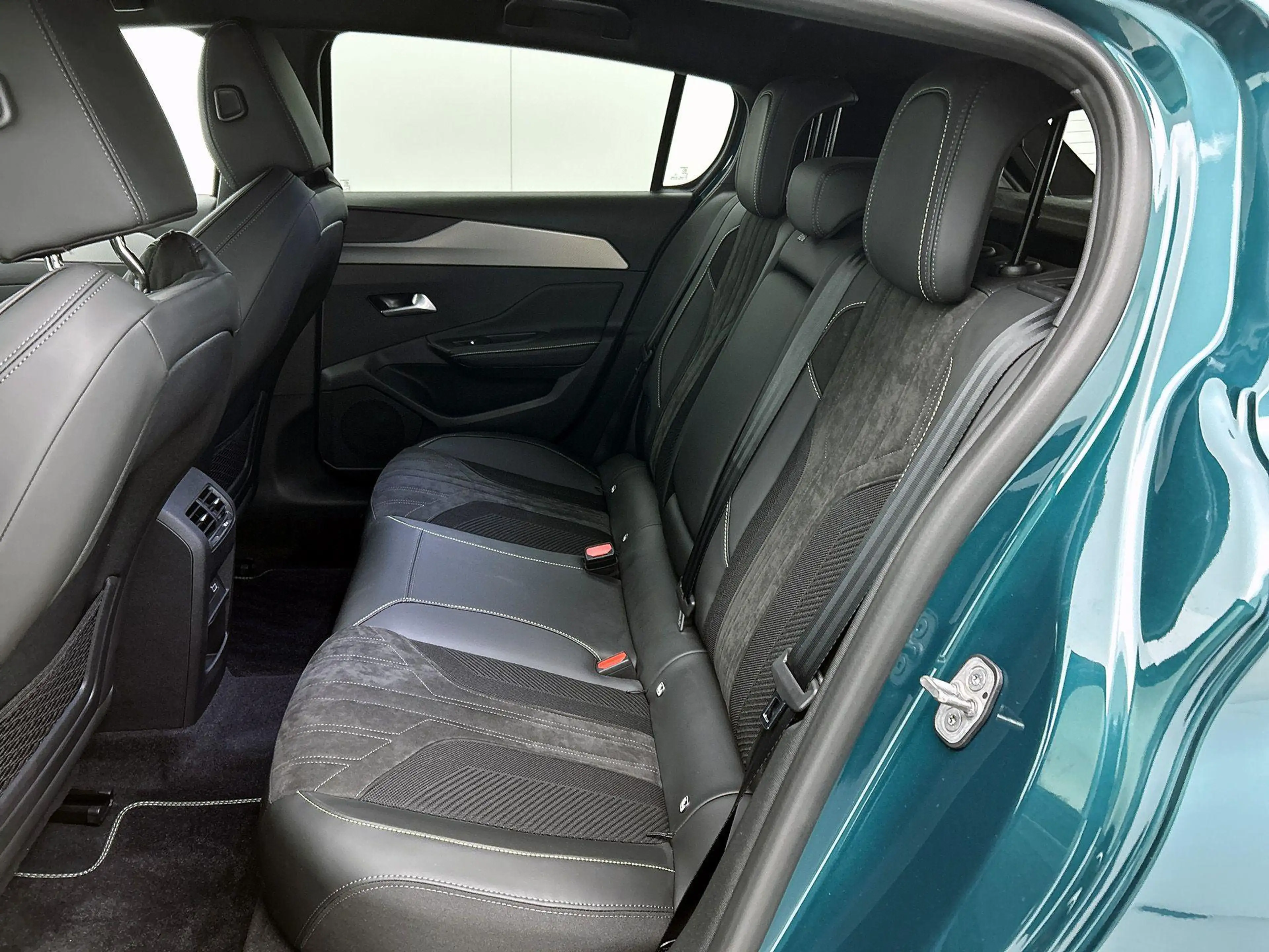 Peugeot 308 1.2 Hybrid 145 e-DCS6 GT | Alcantara® Executive In — photo 14