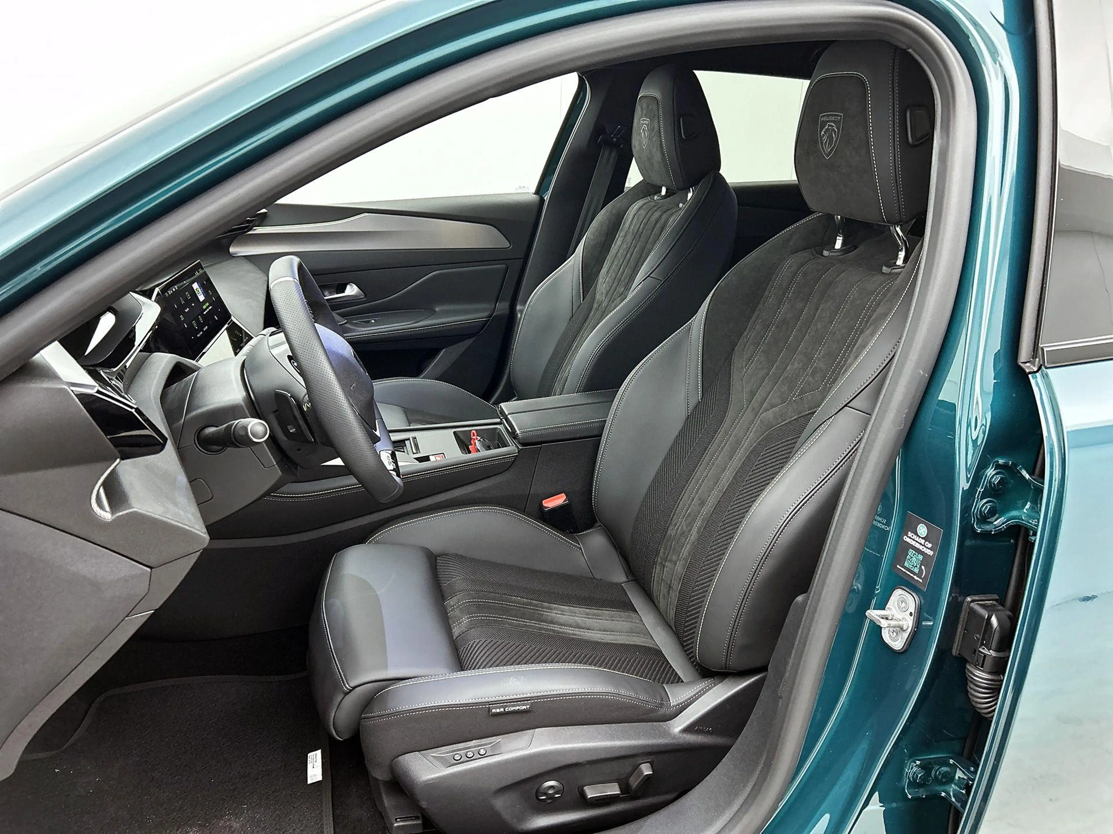 Peugeot 308 1.2 Hybrid 145 e-DCS6 GT | Alcantara® Executive In — photo 10