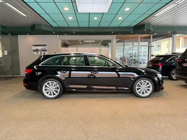 Audi A4 Avant view 7