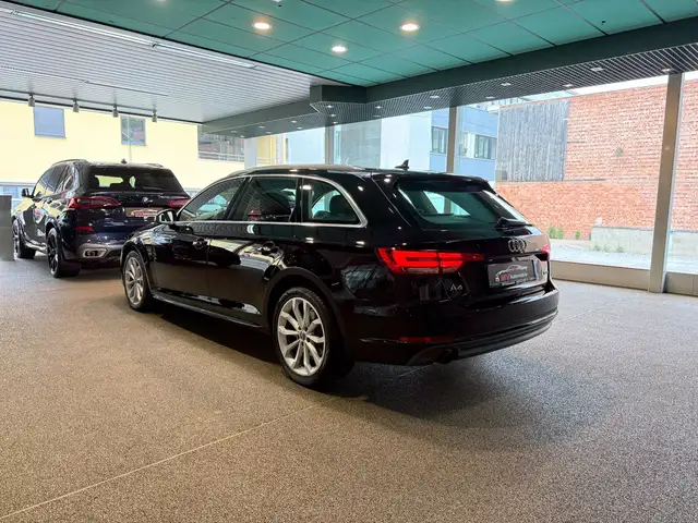 Audi A4 Avant view 4
