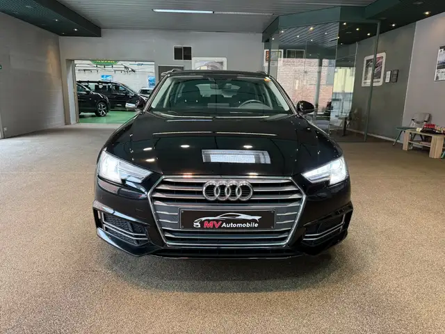 Audi A4 Avant view 2