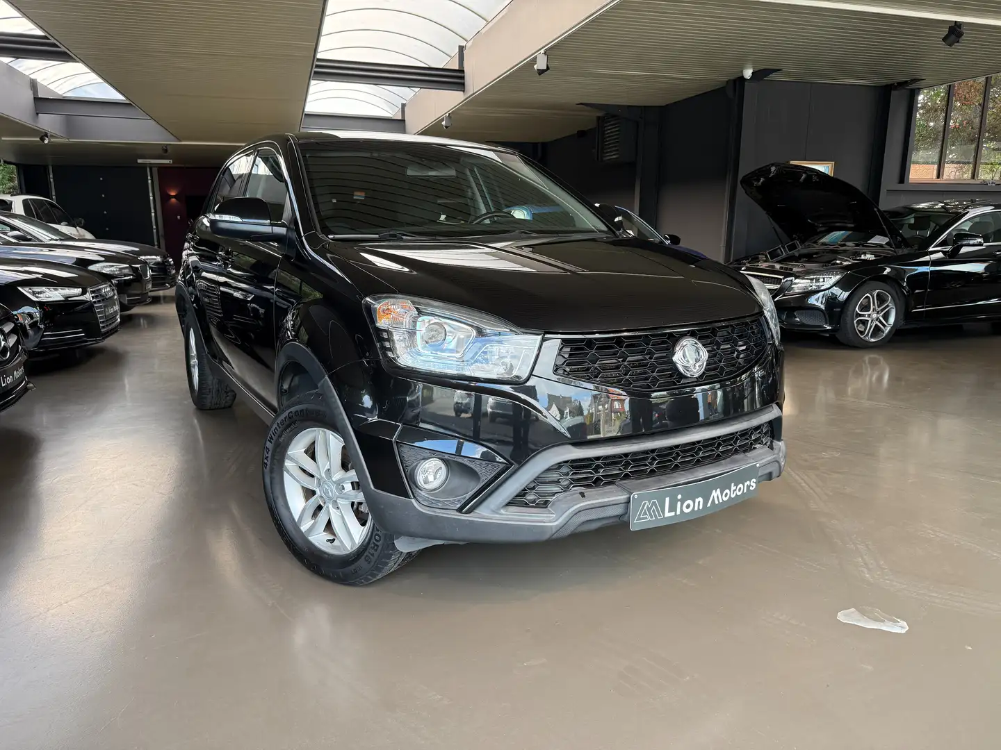 SsangYong Korando 2.0 2WD BENZINE EURO 6 B* TOP STAAT Zwart - 1